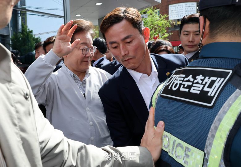 이재명 더불어민주당 대선 후보가 7일 구 익산시청 제2청사앞 골목골목 경청투어에서 경호인력의 보호를 받으며 시민들과 인사하고 있다. 2025.5.7 박민규 선임기자