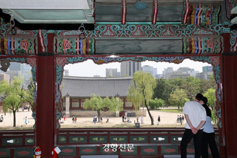 경복궁 경회루 특별관람이 시작된 8일 관람객들이 경회루 내부를 둘러보고 있다.  2025.5.8. 정지윤 선임기자