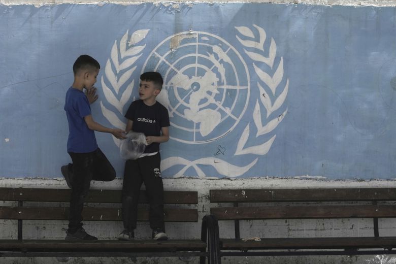 지난달 29일(현지시간) 동예루살렘의 팔레스타인 거주지인 슈아팟 난민촌에 위치한 운르와 운영 학교에서 학생들이 쉬는 시간에 대화를 하고 있다. AP연합뉴스