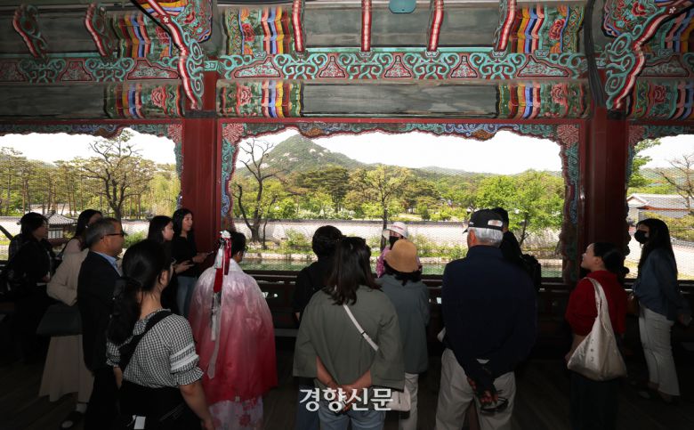 경복궁 경회루 특별관람이 시작된 8일 관람객들이 경회루 내부를 둘러보고 있다. 특별관람은 10월 31일까지 약 4개월 동안 운영된다. 2025.5.8. 정지윤 선임기자