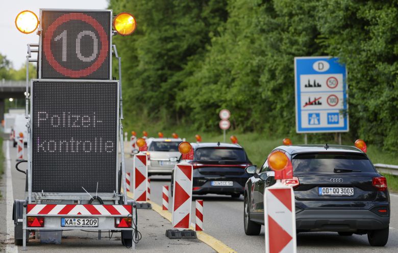 7일(현지시간) 독일과 프랑스 국경 근처의 경찰 검문소 앞에 차들이 줄지어 서 있다. EPA연합뉴스