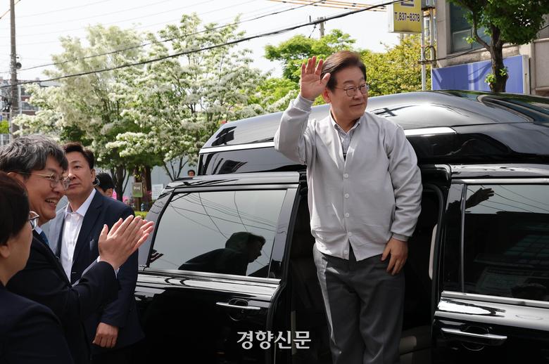 이재명 더불어민주당 대선 후보가 7일 구 익산시청 제2청사 골목골목 경청투어에서 시민들에게 손을 들어 인사하고 있다. 2025.5.7 박민규 선임기자