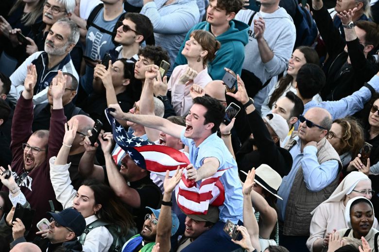 8일(현지시간) 바티칸 성 베드로 광장에서 새 교황인 레오 14세 선출 소식이 전해지자 한 남성이 미국 국기를 들고 환호하고 있다. AFP연합뉴스