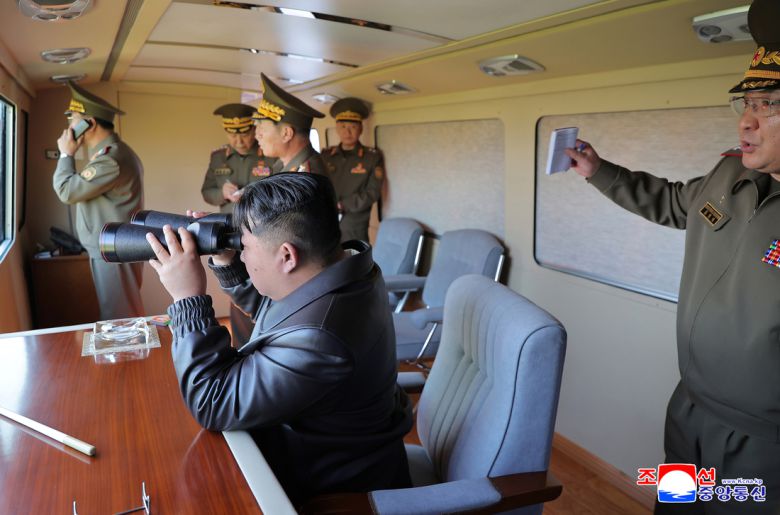 김정은 북한 국무위원장이 지난 8일 장거리포 및 미사일 체계 합동타격훈련을 지도했다고 조선중앙통신이 9일 보도했다. 연합뉴스