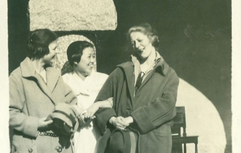 시그투나 인민학교를 다닐 때  최영숙과 친구들. ‘3명의 귀여운 친구들’이라고 적혀 있다. 출처는 시그투나스티프텔센 도서관 아카이브. 이효진 제공