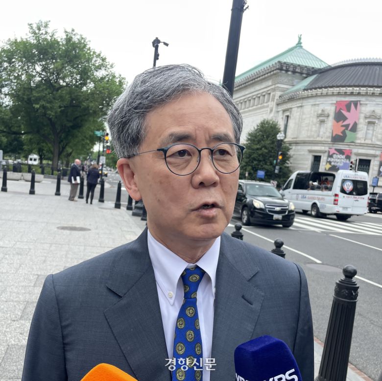 김현종 더불어민주당 이재명 대선 후보의 외교안보보좌관 겸 통상안보 태스크포스 단장이 8일(현지시간) 백악관 인근에서 취재진의 질문에 답하고 있다. 워싱턴 | 김유진 특파원