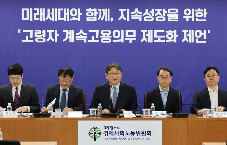 8일 서울 종로구 대통령 직속 경제사회노동위원회(경사노위)에서 열린 ‘고령자 계속고용의무 제도화 공익위원 제언’ 브리핑에서  권기섭 경사노위 위원장이 발언을 하고 있다. 연합뉴스