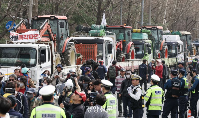 전국농민회총연맹(전농) 회원들이 지난 3월25일 서울 서초구 남태령고개 일대에서 윤석열 대통령 탄핵을 촉구하며 집회 장소로 이동하고 있다. 권도현 기자