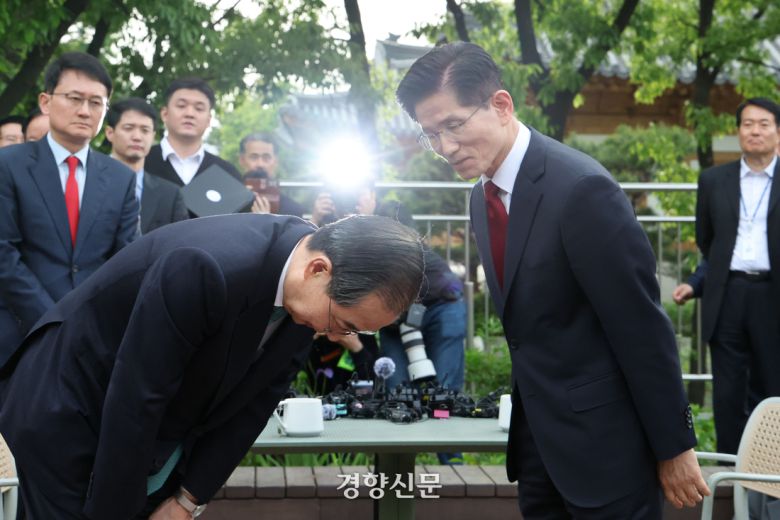 김문수 국민의힘 대통령 후보와 한덕수 무소속 대선 예비후보가 5월 8일 서울 여의도 국회 강변서재에서 후보 단일화 관련 공개 회동을 마치고 인사하고 있다. /박민규 선임기자