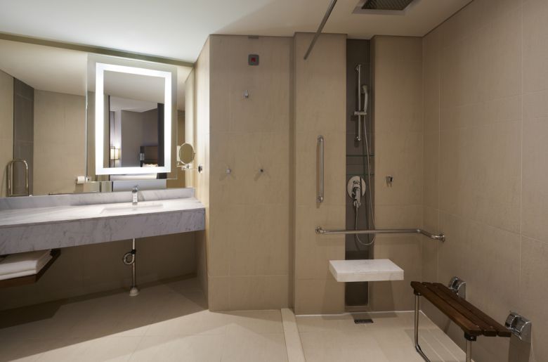 높이 조절이 가능한 손잡이형 샤워 봉이 설치돼 편의에 따라 사용할 수 있는 코트야드 메리어트 서울 남대문.