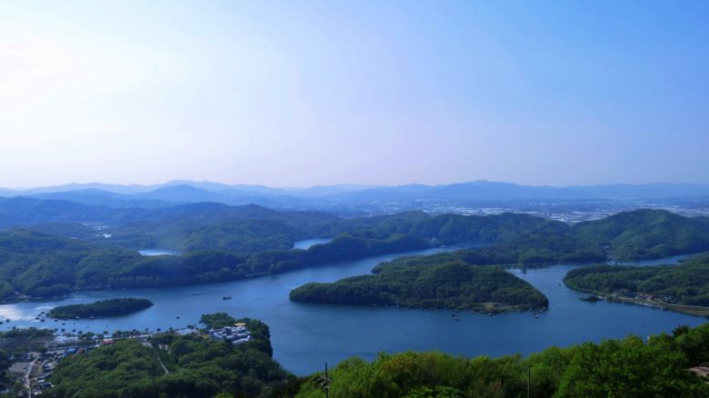 저수지가 생기면서 자연스럽게 한반도 모양이 형성된 한반도지형전망공원.