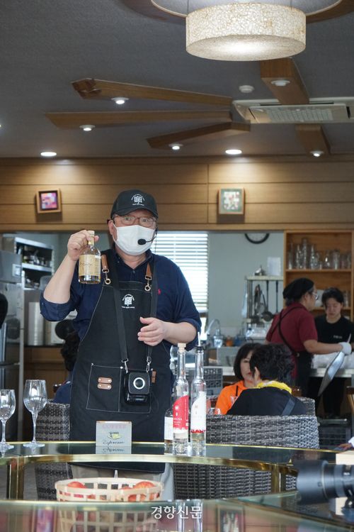 시음 전 ‘추사40’ 설명하고 있는 정제민 대표. 노정연 기자