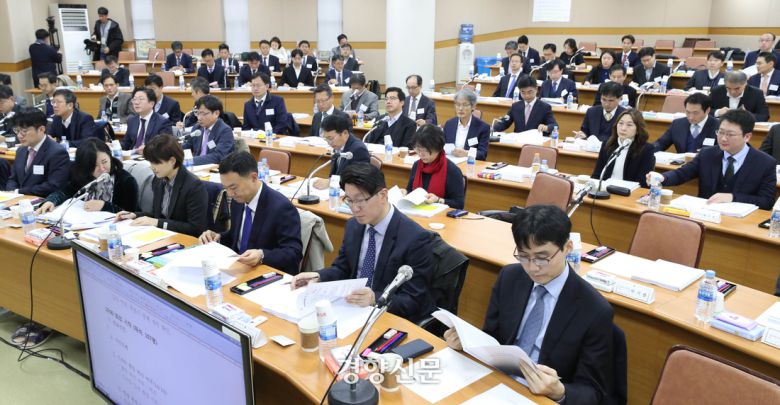 양승태 대법원장 시절 불거진 ‘사법행정권 남용 의혹’에 연루된 판사들에 대한 탄핵 촉구 결의안을 논의한 2018년 11월19일 전국법관대표회의에 판사들이 참석하고 있다. 경향신문 자료사진