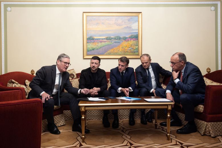 (왼쪽부터) 키어 스타머 영국 총리, 볼로디미르 젤렌스키 우크라이나 대통령, 에마뉘엘 마크롱 프랑스 대통령, 도날트 투스크 폴란드 총리, 프리드리히 메르츠 독일 총리가 10일(현지시간) 우크라이나 키이우에서 만나 도널드 트럼프 미국 대통령과 전화 통화하고 있다. AFP연합뉴스