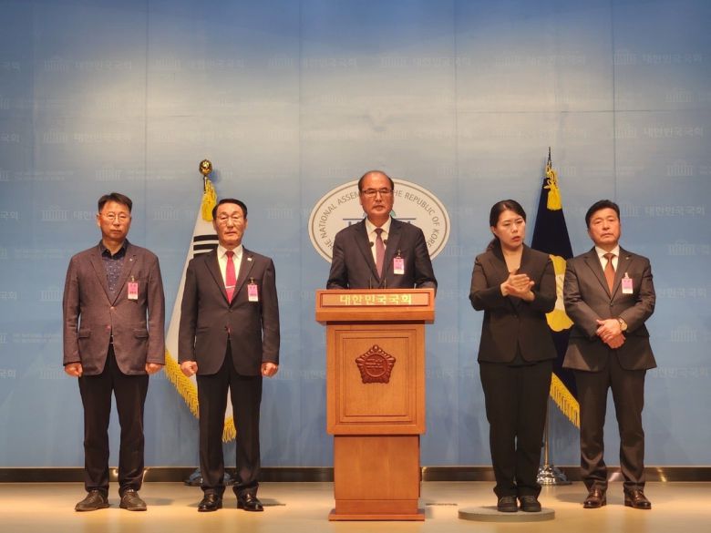 더본코리아와 협력하고 있는 전국 14개 지방자치단체장이 지난 7일 국회에서 공동기자회견을 열고 있다. 충남 예산군 제공