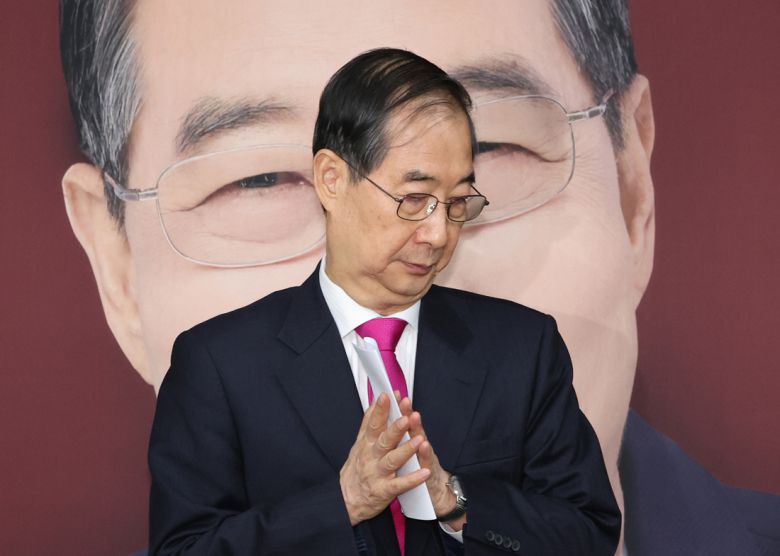한덕수 대통령선거 예비후보가 11일 서울 여의도 캠프 사무실에서 기자회견을 마친 뒤 이동하고 있다. 연합뉴스