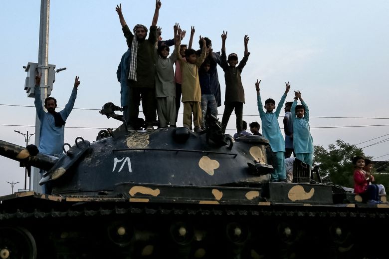 파키스탄 주민들이 10일(현지시간) 인도와 파키스탄 간의 휴전을 축하하며 탱크 위에 올라서 있다. AFP연합뉴스