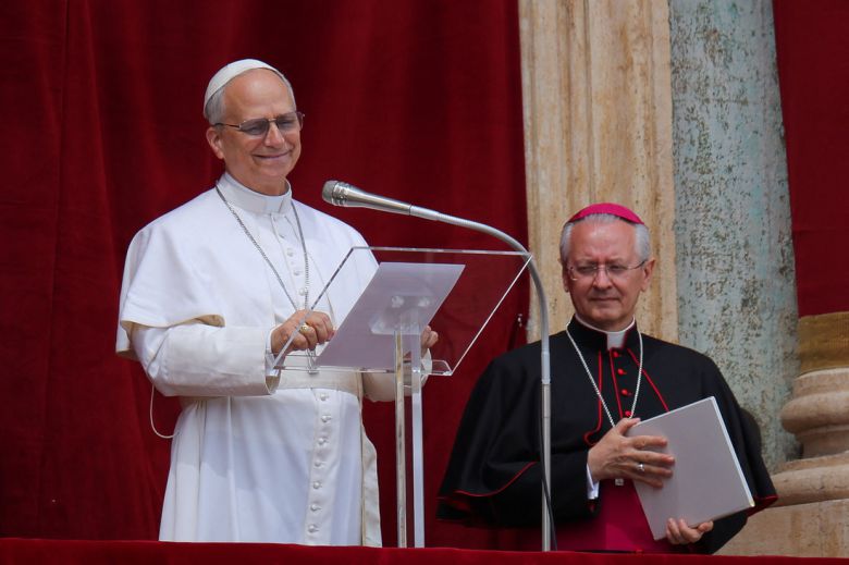 레오 14세 교황이 11일(현지시간) 첫 주일 축복을 위해 성 베드로 대성당 중앙 발코니에 나타나 메시지를 전하고 있다. 로이터연합뉴스