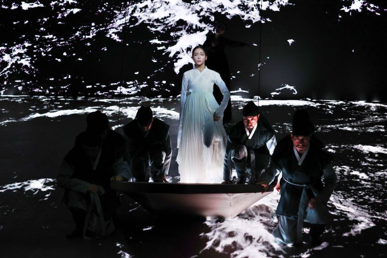 8일 서울 중구 국립정동극장에서 열린 개관 30주년 기념 전통연희극 <단심> 시연행사에서 심청을 연기한 조하늘 무용수가 인당수에 뛰어드는 장면을 시연하고 있다.. 연합뉴스