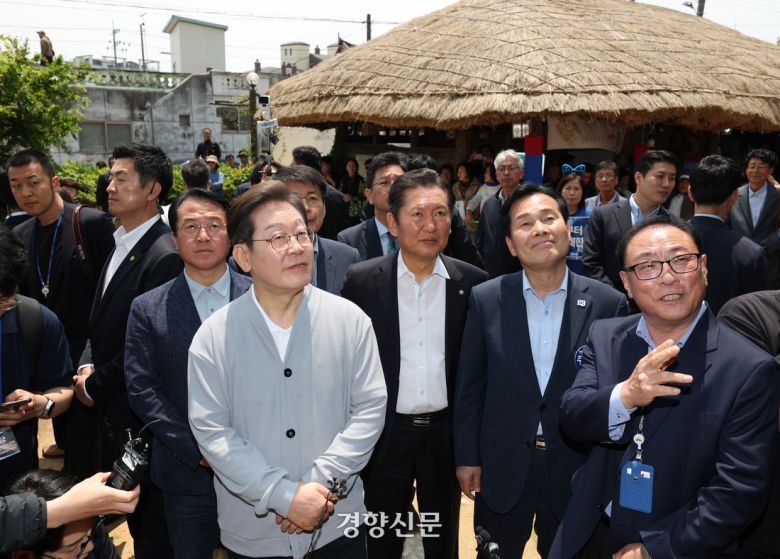 이재명 더불어민주당 대선 후보가 11일 정약용 선생의 첫 유배지 생가였던 전남 강진의 사의재를 둘러보고 있다. 강진=박민규 선임기자