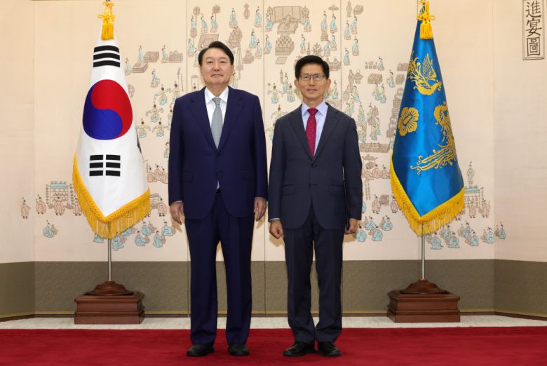 윤석열 전 대통령이 2022년 9월30일 용산 대통령실에서 김문수 신임 경제사회노동위원회 위원장에게 임명장을 수여한 뒤 기념 촬영을 하고 있다. 경향신문 자료사진