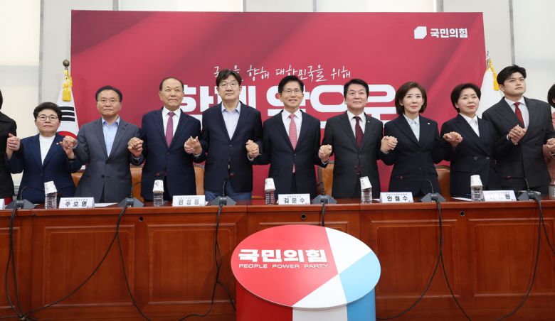 김문수 국민의힘 대선 후보(왼쪽에서 다섯번째)가 11일 서울 여의도 국회에서 열린 중앙선거대책위원회 회의에서 권성동 원내대표(왼쪽에서 네번째) 등과 기념촬영하고 있다. 연합뉴스
