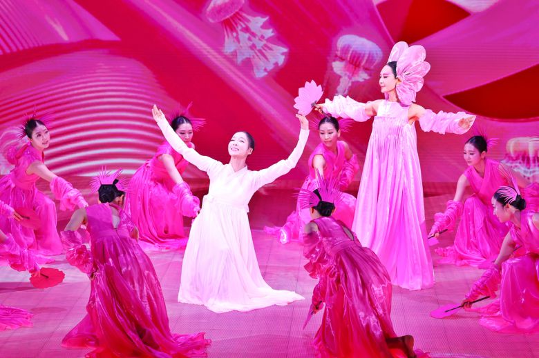 지난 8일 서울 중구 국립정동극장에서 열린 전통연희극 <단심> 시연 행사에서 용궁 여왕을 연기한 채시라 무용수(오른쪽)와 심청을 연기한 조하늘 무용수가 주요 장면을 시연하고 있다. 연합뉴스