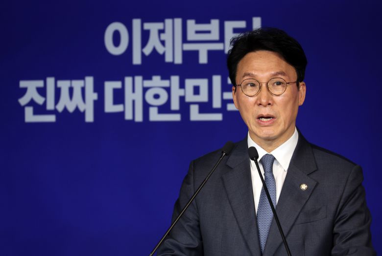 김민석 더불어민주당 상임공동선대위원장이 11일 서울 여의도 민주당 중앙당사에서 기자회견을 열어 김민수 국민의힘 대선 후보에 대한 입장을 밝히고 있다. 연합뉴스
