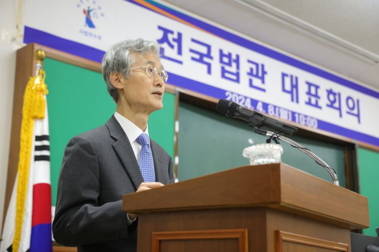조희대 대법원장이 지난해 4월8일 오전 경기도 고양시 장항동 사법연수원에서 열린 전국법관대표회의 정기회의에서 인사말을 하고 있다. 연합뉴스