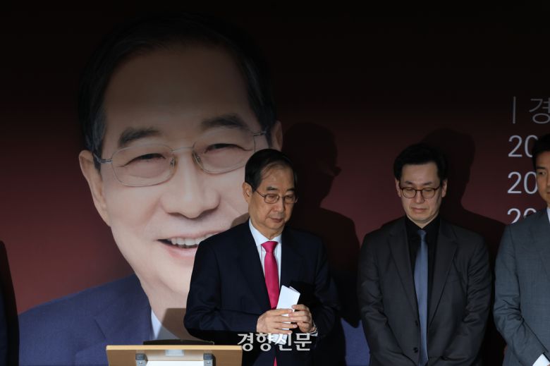 한덕수 전 국무총리가 11일 서울 여의도 캠프 사무실에서 기자회견을 열고 국민의힘 대선 후보 교체가 무산된 데 대한 입장을 밝히고 있다. 서성일 선임기자