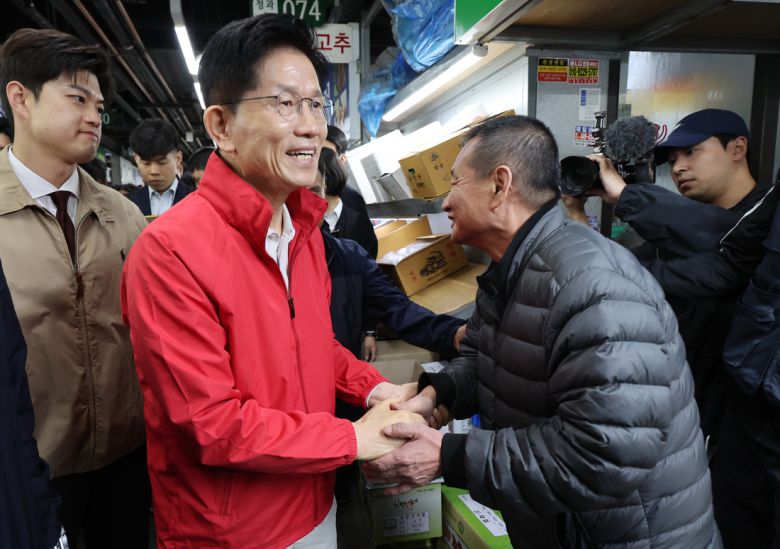 21대 대통령 선거 공식 선거운동 첫날인 12일 국민의힘 김문수 대선 후보가 서울 송파구 가락시장을 방문해 시장들과 인사하고 있다.  연합뉴스