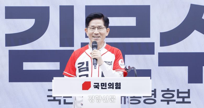 김문수 국민의힘 대선후보가 12일 서울 여의도 국민의힘 중앙당사에서 열린 중앙선거대책위원회 임명장 수여식에서 인사말을 하고 있다. 2025.05.12 성동훈 기자