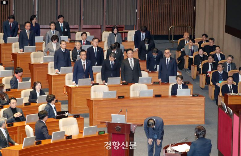 지난해 12월11일 불법계엄 선포와 관련한 국회 긴급현안질의에 출석한 국무위원들이 서영교 더불어민주당 의원의 사과 요구에 일어나 사과하고 있다. 김문수 당시 고용노동부 장관은 유일하게 일어나지 않고 사과하지 않았다. 박민규 선임기자