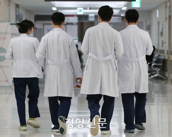 사직 전공의 일부가 이달 중 수련 재개를 희망하면서, 정부도 복귀 방안을 검토하고 있다.사진은 서울의 한 대학병원 의료진의 모습. 한수빈 기자