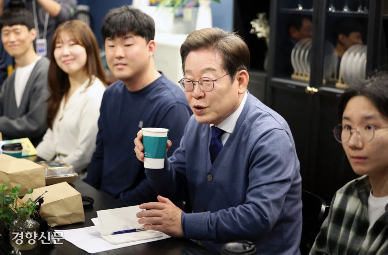 이재명 더불어민주당 대선 후보가 6·3 대선 공식 선거운동 첫날인 12일 경기 성남시 분당구 판교역 인근 카페에서 ‘K-혁신’ 브라운백 미팅(도시락 회의)을 열어 첨단산업 종사자들과 대화하고 있다. 박민규 선임기자