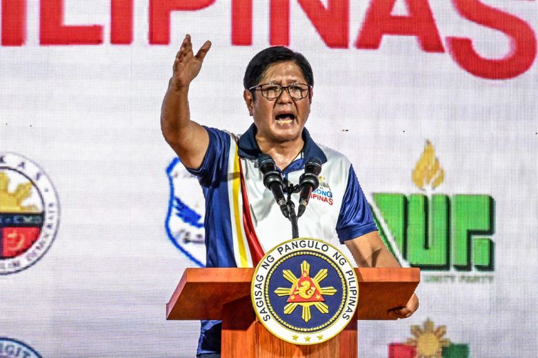 페르디난드 마르코스 주니어 필리핀 대통령이 지난 9일(현지시간) 마닐라 만달루용에서 열린 총선 선거운동 중에 유세 연설하고 있다. AFP연합뉴스