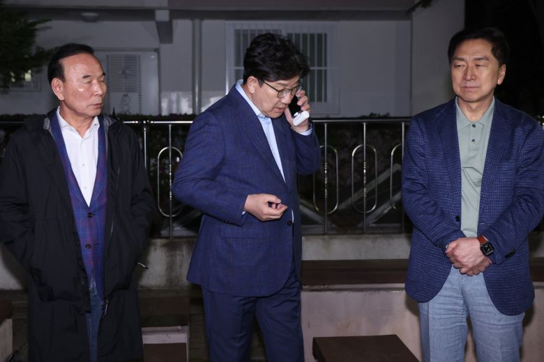 권성동 국민의힘 원내대표와 김기현· 박덕흠 의원이 지난 6일 후보 단일화 압박에 반발하며 후보 일정을 중단하고 상경한 김문수 대선 후보를 만나기 위해 서울 관악구 김 후보의 자택 앞에서 기다리고 있다. 연합뉴스