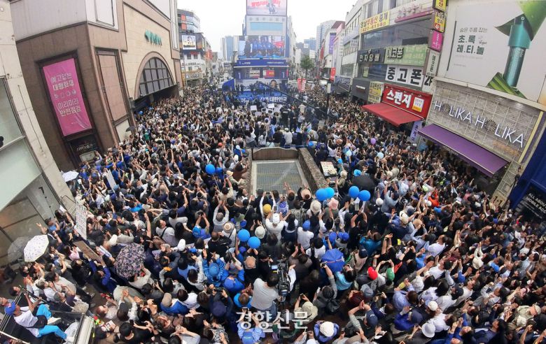 이재명 더불어민주당 대선 후보가 13일 대구 중구 동성로에 열린 집중유세에서 지지자들에게 인사하고 있다. 박민규 선임기자