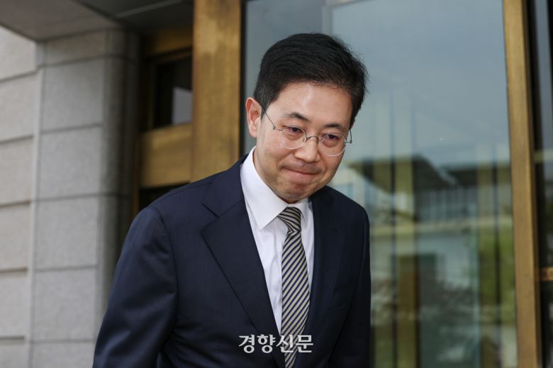 이른바 ‘고발사주 의혹’으로 탄핵소추된 손준성 대구고검 차장검사(검사장)이 13일 서울 종로구 헌법재판소에서 열린 첫 변론기일에 출석하고 있다. 이준헌 기자