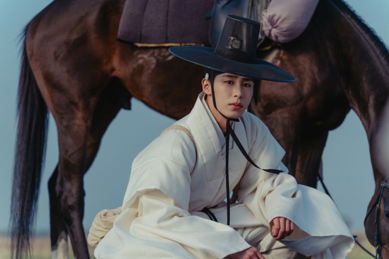 극 중 흰색 한복을 입은 이재욱(홍랑)의 모습.  넷플릭스 제공