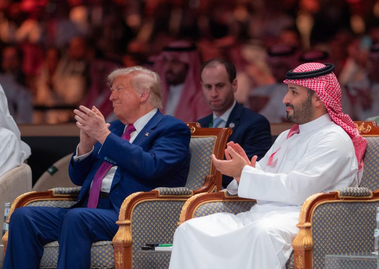 13일(현지시간) 사우디아라비아 리야드에서 열린 사우디-미국 투자 포럼에서 도널드 트럼프 대통령(왼쪽)이 모하메드 빈 살만 사우디 왕세자와 박수를 치며 인사하고 있다. UPI연합뉴스