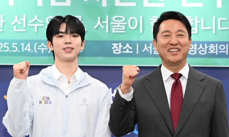 차준환 선수(왼쪽)가 14일 서울시청 6층 영상회의실에서 입단식을 갖고 오세훈 서울시장과 기념촬영을 하고 있다. 서울시 제공