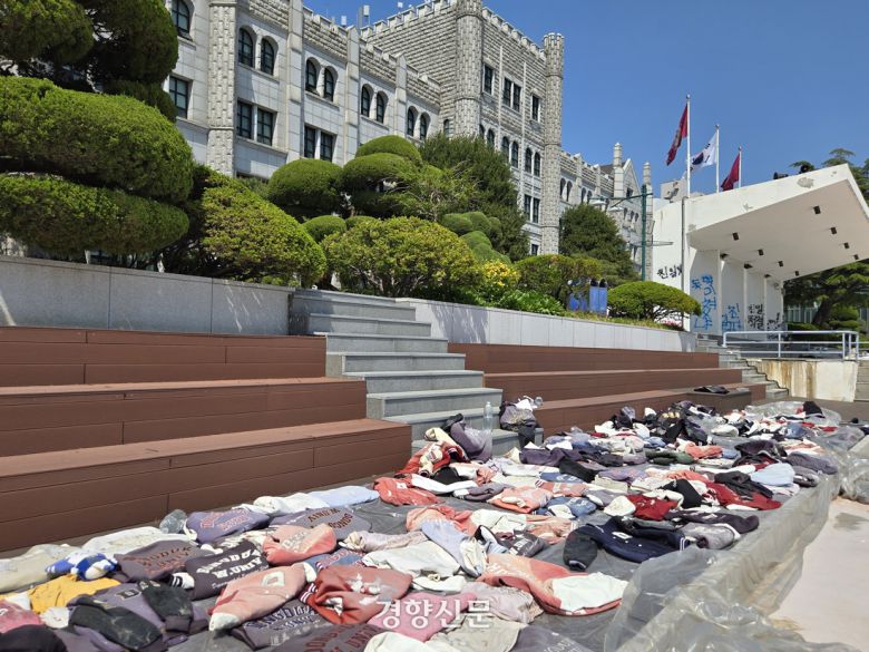 지난 4월말 서울 성북구 동덕여대 정문 앞 운동장에 학생들이 두고 간 학잠(학교 점퍼)이 놓여 있다. 김서영 기자