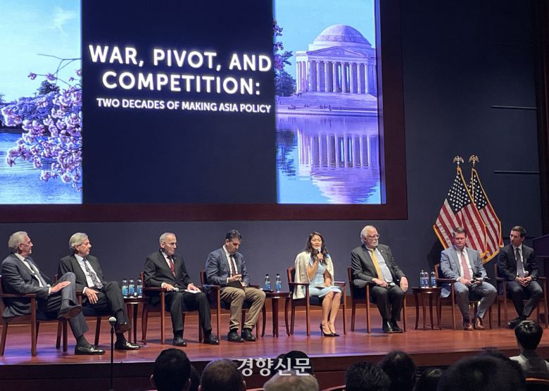 13일(현지시간) 미국 워싱턴 연방의회에서 인도태평양 안보연구소(IIPS)가 주최한 패널 토론에서 전직 미 국방부 고위 당국자들이 참석하고 있다. 왼쪽부터 리처드 롤리스, 제임스 신, 월리스 칩 그레그슨, 마크 리퍼트, 제니퍼 홍 IIPS 선임 국장, 데이비드 시어, 랜들 슈라이버, 일라이 래트너 전 차관보. 워싱턴 | 김유진 특파원