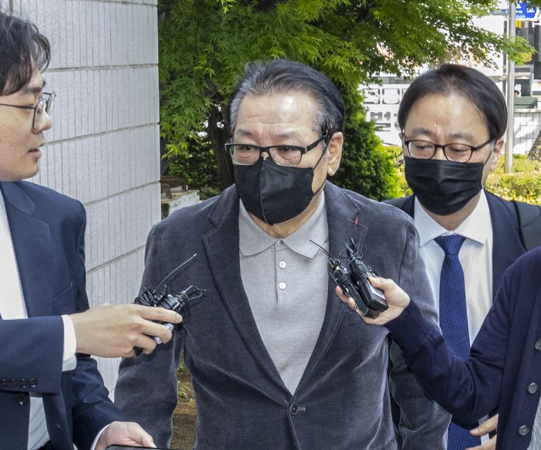 2018년 지방선거 공천헌금 의혹 혐의를 받는 ‘건진법사’ 전성배 씨가 지난 12일 서울 양천구 서울남부지법에서 열린 1심 두 번째 공판에 출석하고 있다. 문재원 기자