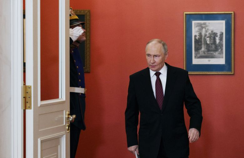 11일(현지시간) 블라디미르 푸틴 러시아 대통령이 크렘린궁에서 성명을 발표하기 위해 들어서고 있다. EPA연합뉴스