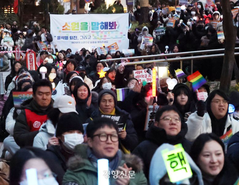 ‘윤석열 퇴진! 세상을 바꾸는 네트워크’ 주최로 지난해 12월 25일 국가인권위원회 인근에서 열린 ‘All I want for Christmas is 윤석열 퇴진!-윤석열 퇴진하고 평등세상으로’ 집회 모습.  한수빈 기자