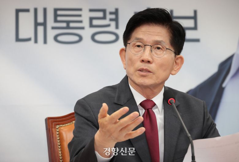김문수 국민의힘 대통령 후보가 15일 오전 서울 여의도 국회에서 긴급 기자회견을 열고 현안에 대한 입장을 밝히고 있다. 한수빈 기자