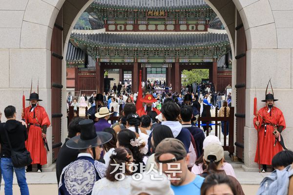 연휴 마지막 날인 지난 6일 서울 경복궁 경내가 외국인 관광객과 시민들로 붐비고 있다. 이준헌 기자