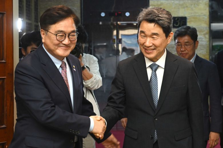 우원식 국회의장이 15일 오후 국회에서 이주호 대통령 권한대행 부총리 겸 교육부 장관과 악수를 하고 있다. 국회사진기자단